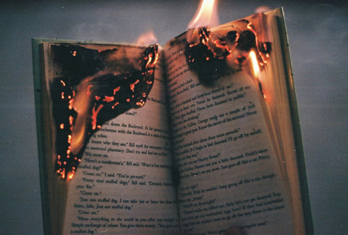 книга горит
