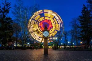 Часы и колесо обозрения в парке культуры Тамбов